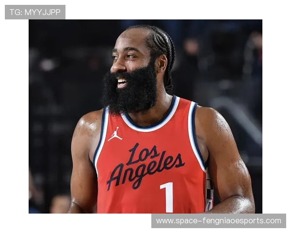 哈登生涯总得分超安东尼,赛后与队友交换纪念篮球 哈登生涯总得分超安东尼,赛后与队友交换纪念篮球