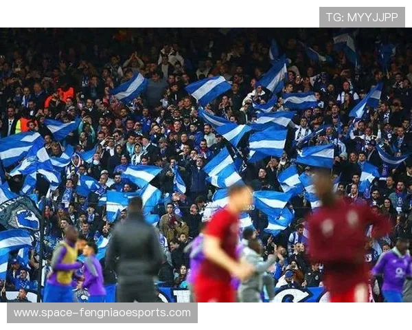 切尔西球迷举“蓝军冲线”标语被踩进泥里，亚特兰大球员叠罗汉狂欢。