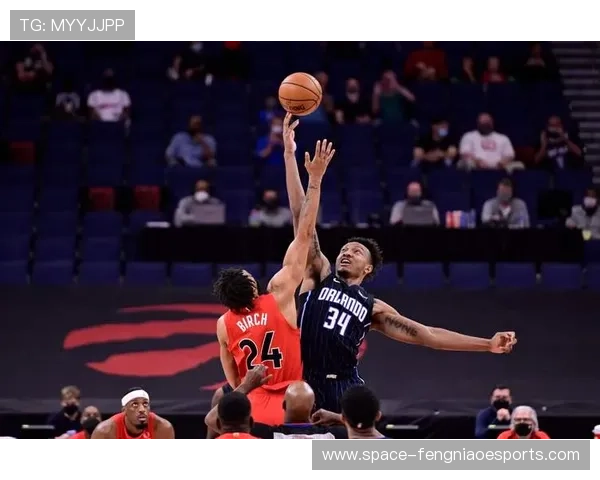 安吉尔-里斯场边观战NBA，男友卡特代表魔术出战