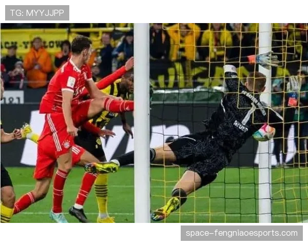 特写镜头:兰斯小将攻入绝平球后,冲向看台与患病的母亲庆祝